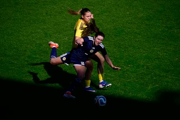 Belgium v Scotland - Women s U19 International Friendly, Länderspiel, Nationalmannschaft TUBIZE, BELGIUM - MARCH 03 : Reynebeau Clementine of Belgium and Husband Jess of Scotland WU19s battle for the ball during an International Women s U19 match between Belgium and Scotland on March 3, 2026 in Tubize, Belgium, 03 03 2026 Tubize Belgium  Copyright: xPeterxDexVoechtx