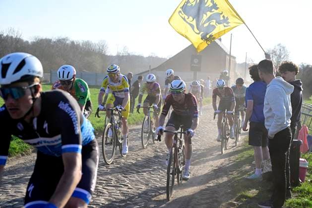 Ename Grand Prix Le Samyn 2026 Cycling Race DOUR, BELGIUM - MARCH 03 : illustration picture peloton during the 58th edition of Ename Grand Prix Le Samyn an UCI Class 1.1 one day cycling road race for Men Elite of km with start in Quaregnon and finish in Dour on March 3, 2026 in Dour, Belgium, 03 03 2026 ( Motordriver Kenny Verfaillie - Dour Belgium  Copyright: xJanxDexMeuleneirx