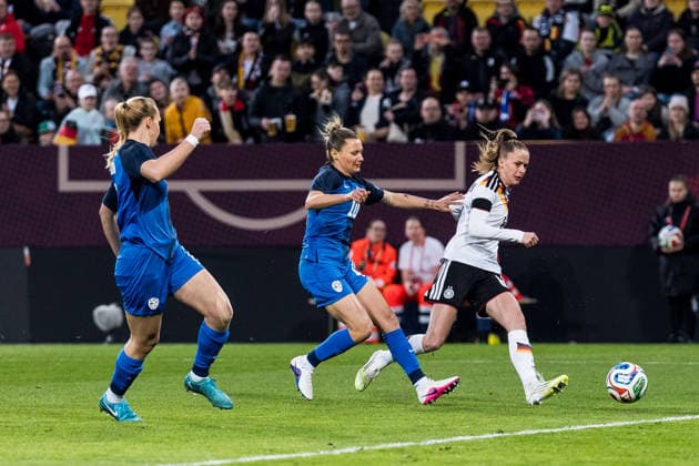 DRESDEN, GERMANY - MARCH 3: Vivien Endemann (Germany, 8) scores the 1:0 goal during the Women s European Qualifiers for the 2027 FIFA Women s World Cup match between Women s European Qualifiers for the 2027 FIFA Women s World Cup: Germany vs Slovenia at Ulrich-Haberland-Stadion on matchday 1 of the Women s European Qualifiers for the 2027 FIFA Women s World Cup on March 3, 2026 in Dresden, Germany. Saxony Germany Copyright: xSteffiexWunderlx