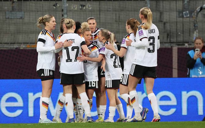 Vivien Endemann Torjubel 1-0 , WM-Qualifikation , Frauen-Nationalmannschaft , Deutschland-Slowenien , Fußball , in den Rudolf Harbig Stadion, in Dresden , Sachsen , Deutschland. März 03 , 2026 . Photo by: Davide Elias IPA Photo Pressefoto DENL Copyright: xDavidexEliasx