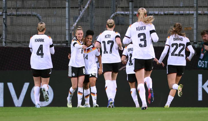 2 v l Vivien Endemann celebrates after 1 0 with teammates Joy Emotion Cheering Sport Football Soccer FIFA World Cup Qualification in Dresden International match National team DFB Women 03 03 2026 Germany GER vs Slovenia SLO DFL regulations prohibit any use of photographs as image sequences and or quasi video