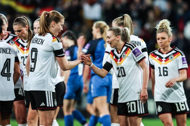Fussball, WM-Qualifikation Europa (Frauen) Saison 2026 Liga A Gruppe 4 - 1.Spieltag Deutschland - Slowenien 03.03.2026, Rudolf-Harbig-Stadion Dresden Torjubel Deutschland nach dem Tor zum 2-0 durch Elisa Senß (Deutschland, 20), die Spielerinnen freuen sich Sjoeke Nüsken (Deutschland, 9) Dresden Rudolf-Harbig-Stadion Sachsen Deutschland *** Sport, Soccer, World Cup Qualification Europe Women Season 2026 League A Group 4 1 Matchday Germany Slovenia 03 03 2026, Rudolf Harbig Stadium Dresden Goal celebration Germany after the goal to 2 0 by Elisa Senß Germany, 20 , the players are happy Sjoeke Nüsken Germany, 9 Dresden Rudolf Harbig Stadium Saxony Germany