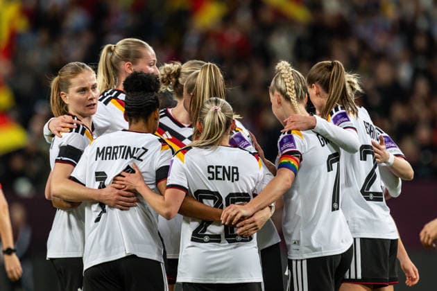 GER, UEFA Qualification for the FIFA Womens World Cup 2027, Germany Slovenia 03 03 2026, Rudolf Harbig Stadium, Dresden, GER, UEFA Qualification for the FIFA Womens World Cup 2027, Germany Slovenia Team Germany cheers, Shekiera Martinez Germany Shekiera Martinez Germany 14 Â nordphotoxGmbHxx xAlexanderxTrienitz nph00051