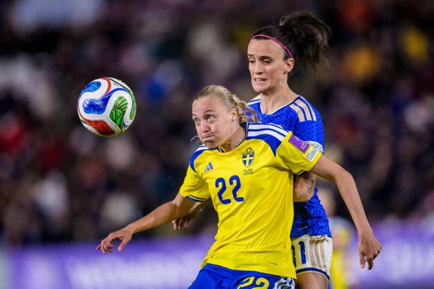 260303 Elma Junttila Nelhage of Sweden and Barbara Bonansea of Italy during the Women s FIFA World Cup Qualifier football match between between Italy and Sweden on March 3, 2026 in Reggio Calabria Photo Ludvig Thunman BILDBYRAN code LT LT0780 fotboll football soccer fotball vm kval kval fifa womens world cup qualifier qualifier italien italy sverige sweden dam bbeng  Copyright: LUDVIGxTHUNMAN BB260303LT032