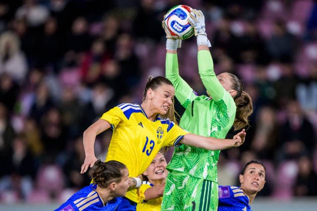 260303 Bella Andersson of Sweden and goalkeeper Laura Giuliani of Italy during the Women s FIFA World Cup Qualifier football match between between Italy and Sweden on March 3, 2026 in Reggio Calabria Photo Ludvig Thunman BILDBYRAN code LT LT0780 fotboll football soccer fotball vm kval kval fifa womens world cup qualifier qualifier italien italy sverige sweden dam bbeng  Copyright: LUDVIGxTHUNMAN BB260303LT036