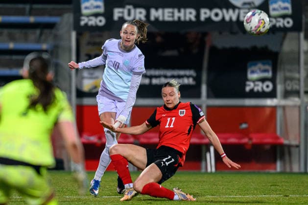 260303 Caroline Graham Hansen of Norway and Sophie Hillebrand of Austria during the FIFA Women s World Cup Qualifier football match between Austria and Norway on March 3, 2026 in Vienna Photo Marius Simensen BILDBYRAN COP 238 MM0059 bbeng dam vm kval vm kvalifisering kvinner vm kvalik football fotball landskamp soccer fifa world cup qualifier norge norway austria osterrike  Copyright: MARIUSxSIMENSEN BB260303BB213
