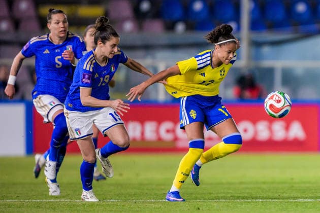 260303 Martina Lenzini of Italy and Felicia Schröder of Swedenduring the Women s FIFA World Cup Qualifier football match between between Italy and Sweden on March 3, 2026 in Reggio Calabria Photo Ludvig Thunman BILDBYRAN code LT LT0780 fotboll football soccer fotball vm kval kval fifa womens world cup qualifier qualifier italien italy sverige sweden dam bbeng  Copyright: LUDVIGxTHUNMAN BB260303LT061