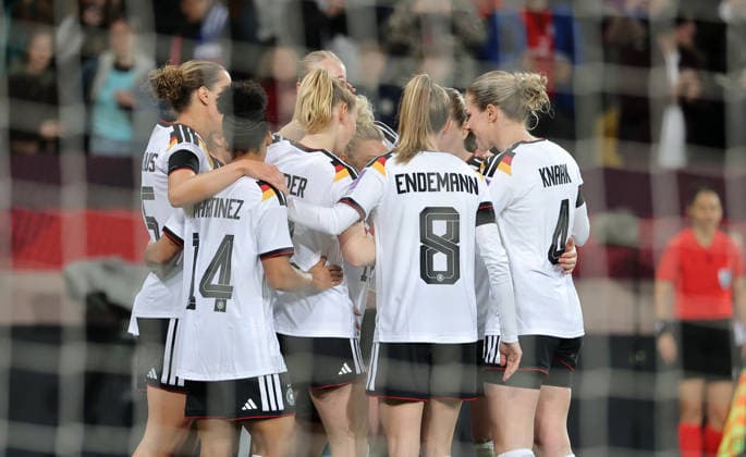 Linda Dallmann covered cheers after 3 0 with teammates joy emotion jubilation sport soccer football FIFA World Cup qualification in Dresden international match national team DFB women 03 03 2026 Germany GER vs Slovenia SLO DFL regulations prohibit any use of photographs as image sequences and or quasi video