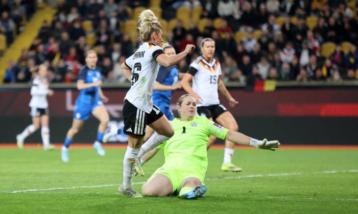 Linda Dallmann Tor 3-0 , WM-Qualifikation , Frauen-Nationalmannschaft , Deutschland-Slowenien , Fußball , in den Rudolf Harbig Stadion, in Dresden , Sachsen , Deutschland. März 03 , 2026 . Photo by: Davide Elias IPA Photo Pressefoto DENL Copyright: xDavidexEliasx