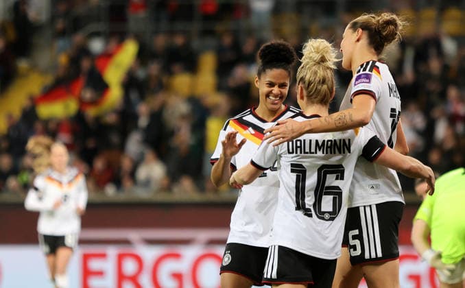 Linda Dallmann Torjubel 3-0 , WM-Qualifikation , Frauen-Nationalmannschaft , Deutschland-Slowenien , Fußball , in den Rudolf Harbig Stadion, in Dresden , Sachsen , Deutschland. März 03 , 2026 . Photo by: Davide Elias IPA Photo Pressefoto DENL Copyright: xDavidexEliasx