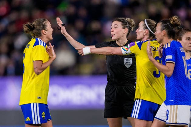 260303 Filippa Angeldahl and Kosovare Asllani of Sweden and Referee Olatz Rivera Olmedo during the Women s FIFA World Cup Qualifier football match between between Italy and Sweden on March 3, 2026 in Reggio Calabria Photo Ludvig Thunman BILDBYRAN code LT LT0780 fotboll football soccer fotball vm kval kval fifa womens world cup qualifier qualifier italien italy sverige sweden dam bbeng  Copyright: LUDVIGxTHUNMAN BB260303LT064