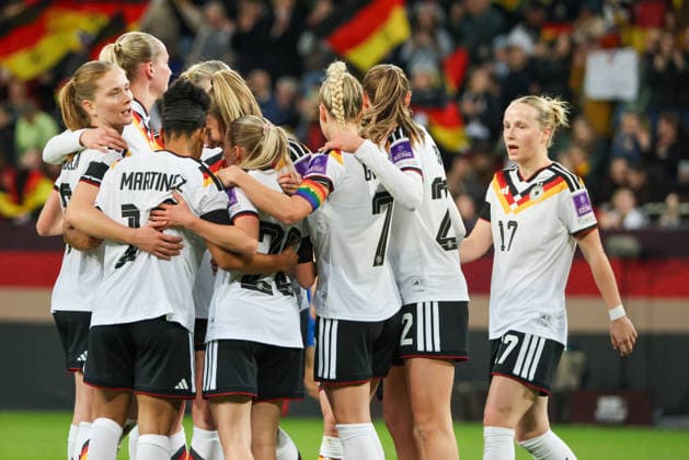 Dresden, Germany 03 March 2026 International match for Womens World Cup Qualification Germany Women vs Slovenia Women In the picture goal scorer Elisa Senß Senss Germany , center in the picture, scores the goal to 2 0 for Germany and cheers with her teammates Copyright: HMBxMedia MadeleinexFantini