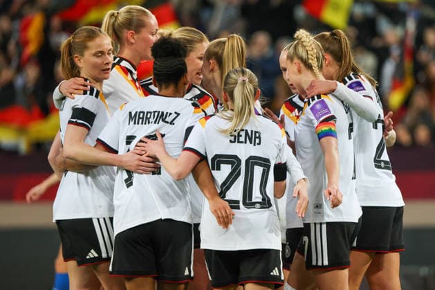 Dresden, Germany 03 March 2026 International match for Womens World Cup Qualification Germany Women vs Slovenia Women In the picture goal scorer Elisa Senß Senss Germany , center in the picture, scores the goal to 2 0 for Germany and cheers with her teammates Copyright: HMBxMedia MadeleinexFantini