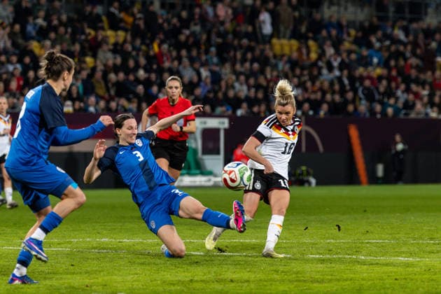 GER, UEFA Qualification for the FIFA Womens World Cup 2027, Germany Slovenia 03 03 2026, Rudolf Harbig Stadium, Dresden, GER, UEFA Qualification for the FIFA Womens World Cup 2027, Germany Slovenia Linda Dallmann Germany 16 in a duel against Sara AgreÅ¾ Slovenia 3 Â nordphotoxGmbHxx xAlexanderxTrienitz nph00051