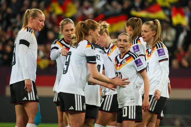 Dresden, Germany 03 March 2026 International match for Womens World Cup Qualification Germany Women vs Slovenia Women In the picture goal scorer Elisa Senß Senss Germany , second from the right in the picture, scores the goal to 2 0 for Germany and cheers with her teammates Copyright: HMBxMedia MadeleinexFantini