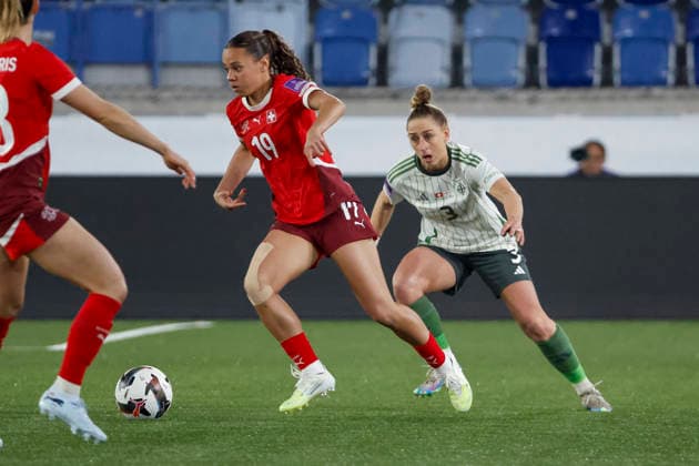Iman Beney Switzerland, 19 and Natalie Johnson Northern Ireland, 03 in running duel , Switzerland, Soccer, UEFA Womens World Cup Qualification, Group B 2, Switzerland vs Northern Ireland, 03 03 2026, Lausanne Stade de la Tuiliere Switzerland Copyright: xGrantxHubbsx