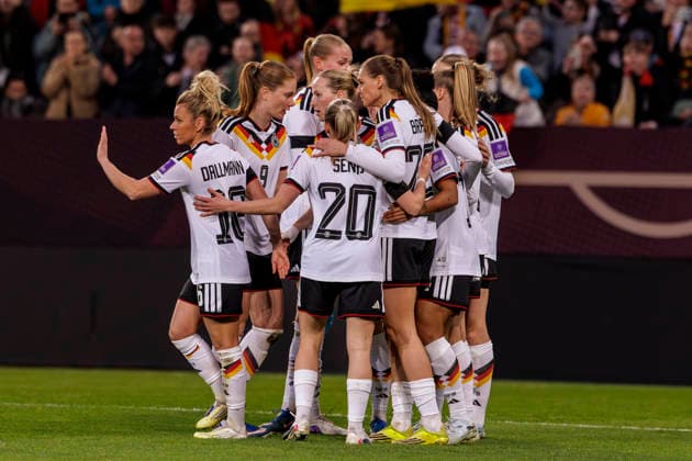 Dresden, Germany 03 March 2026 World Cup Qualification Women 2026 Germany vs Slovenia In the picture in the Traube Goalscorer Vivien Endemann GER cheers with her teammates after her goal for 1 0 DFB regulations prohibit any use of photographs as image sequences and or quasi video Rudolf Harbig Stadion Sachsen Copyright: xFotostandx xSchäferx