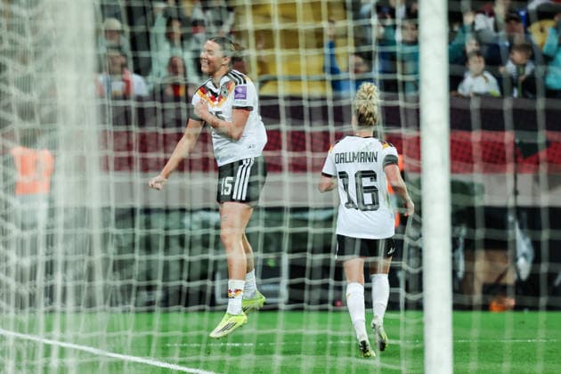 Sport, Soccer, World Cup Qualification Europe Women Season 2026 League A Group 4 1 Matchday Germany Slovenia 03 03 2026, Rudolf Harbig Stadium Dresden Goal celebration Germany after the goal to 4 0 by Larissa Mühlhaus Germany, 15 Dresden Rudolf Harbig Stadium Saxony Germany