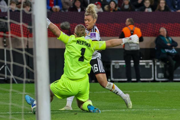 Dresden, Germany 03 March 2026 International match for Womens World Cup Qualification Germany Women vs Slovenia Women In the picture from left the second scorer Linda Dallmann Germany scores the goal to make it 3 0 for Germany Copyright: HMBxMedia MadeleinexFantini