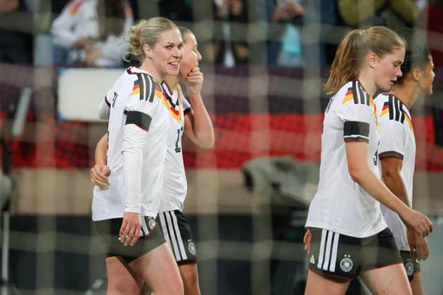 Dresden, Germany 03 March 2026 International match for Womens World Cup Qualification Germany Women vs Slovenia Women In the picture from left the second scorer and debutant Larissa Mühlhaus Muehlhaus Germany scores the goal to make it 4 0 for Germany and cheers with Rebecca Knaak Germany and Sjoeke Nüsken Nuesken Germany Copyright: HMBxMedia MadeleinexFantini