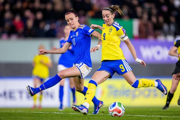 260303 Barbara Bonansea of Italy and Kosovare Asllani of Sweden during the Women s FIFA World Cup Qualifier football match between between Italy and Sweden on March 3, 2026 in Reggio Calabria Photo Ludvig Thunman BILDBYRAN code LT LT0780 fotboll football soccer fotball vm kval kval fifa womens world cup qualifier qualifier italien italy sverige sweden dam bbeng  Copyright: LUDVIGxTHUNMAN BB260303LT071