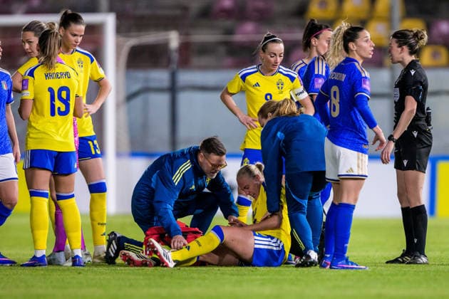 260303 Elma Junttila Nelhage of Sweden in pain during the Women s FIFA World Cup Qualifier football match between between Italy and Sweden on March 3, 2026 in Reggio Calabria Photo Ludvig Thunman BILDBYRAN code LT LT0780 fotboll football soccer fotball vm kval kval fifa womens world cup qualifier qualifier italien italy sverige sweden dam bbeng  Copyright: LUDVIGxTHUNMAN BB260303LT075