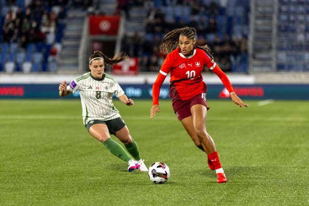 03 03 2026, Lausanne, Stade de la Tuiliere, Switzerland Northern Ireland World Cup Women s European Qualifiers, Sydney Schertenleib of Switzerland controls the ball under pressure from Megan Bell of Northern Ireland Lausanne Stade de la Tuiliere Vaud Switzerland Copyright: xJustPictures.ch PascalxKesselmarkx jp-en-PaKe-_62B0362