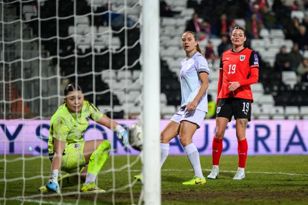 260303 Lisa Naalsund of Norway scores the 0 1 goal behind goalkeeper Mariella El Sherif and Verena Hanshaw of Austria during the FIFA Women s World Cup Qualifier football match between Austria and Norway on March 3, 2026 in Vienna Photo Marius Simensen BILDBYRAN COP 238 MM0059 bbeng dam vm kval vm kvalifisering kvinner vm kvalik football fotball fotball landskamp soccer fifa world cup qualifier norge norway austria osterrike jubel depp  Copyright: MARIUSxSIMENSEN BB260303BB248