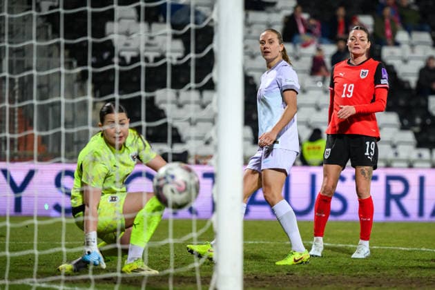260303 Lisa Naalsund of Norway scores the 0 1 goal behind goalkeeper Mariella El Sherif and Verena Hanshaw of Austria during the FIFA Women s World Cup Qualifier football match between Austria and Norway on March 3, 2026 in Vienna Photo Marius Simensen BILDBYRAN COP 238 MM0059 bbeng dam vm kval vm kvalifisering kvinner vm kvalik football fotball fotball landskamp soccer fifa world cup qualifier norge norway austria osterrike jubel depp  Copyright: MARIUSxSIMENSEN BB260303BB249