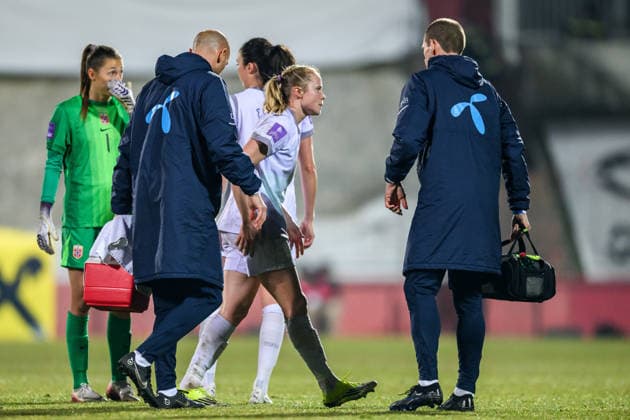 260303 Julie Blakstad of Norway receives medicinal treatment during the FIFA Women s World Cup Qualifier football match between Austria and Norway on March 3, 2026 in Vienna Photo Marius Simensen BILDBYRAN COP 238 MM0059 bbeng dam vm kval vm kvalifisering kvinner vm kvalik football fotball landskamp soccer fifa world cup qualifier norge norway austria osterrike depp skada  Copyright: MARIUSxSIMENSEN BB260303BB252