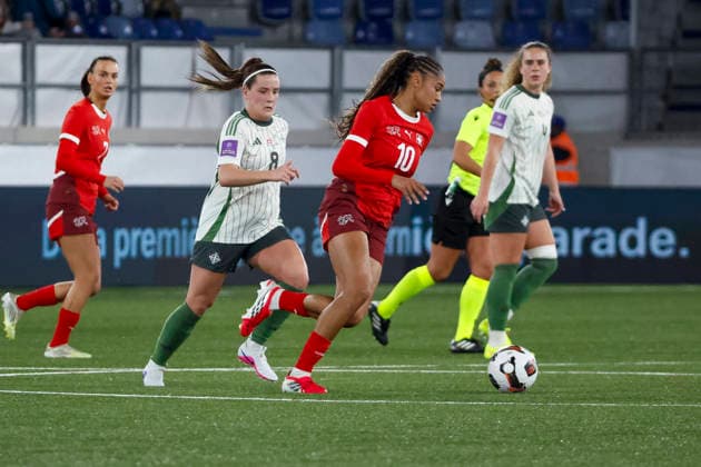 Megan Bell Northern Ireland, 08 and Sydney Schertenleib Switzerland, 10 in running duel , Switzerland, Football, UEFA Womens World Cup Qualification, Group B 2, Switzerland vs Northern Ireland, 03 03 2026, Lausanne Stade de la Tuiliere Switzerland Copyright: xGrantxHubbsx