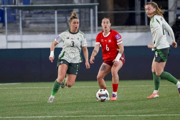 Natalie Johnson Northern Ireland, 03 and Geraldine Reuteler Switzerland, 06 in running duel , Switzerland, Soccer, UEFA Womens World Cup Qualification, Group B 2, Switzerland vs Northern Ireland, 03 03 2026, Lausanne Stade de la Tuiliere Switzerland Copyright: xGrantxHubbsx