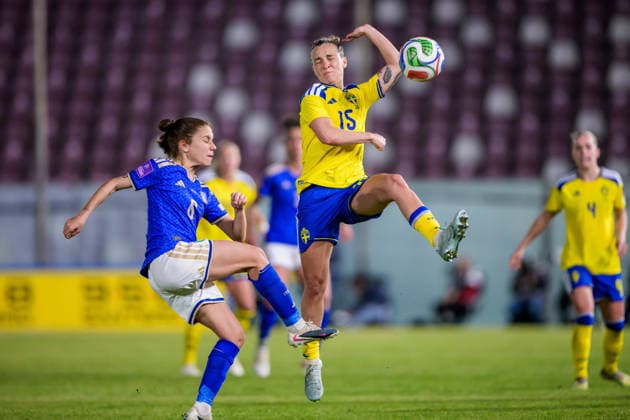 260303 Manuela Giugliano of Italy and Julia Zigiotti Olme of Sweden during the Women s FIFA World Cup Qualifier football match between between Italy and Sweden on March 3, 2026 in Reggio Calabria Photo Ludvig Thunman BILDBYRAN code LT LT0780 fotboll football soccer fotball vm kval kval fifa womens world cup qualifier qualifier italien italy sverige sweden dam bbeng  Copyright: LUDVIGxTHUNMAN BB260303LT113