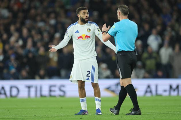Leeds United v Sunderland - Premier League Jayden Bogle of Leeds United is spoken to by referee Stuart Attwell during the Premier League match between Leeds United and Sunderland at Elland Road on March 3, 2026 in Leeds, England. WARNING! This Photograph May Only Be Used For Newspaper And Or Magazine Editorial Purposes. May Not Be Used For Publications Involving 1 player, 1 Club Or 1 Competition Without Written Authorisation From Football DataCo Ltd. For Any Queries, Please Contact Football DataCo Ltd on +44 (0) 207 864 9121 Leeds Elland Road England United Kingdom Copyright: xAllstarxPicturexLibraryxLtdx