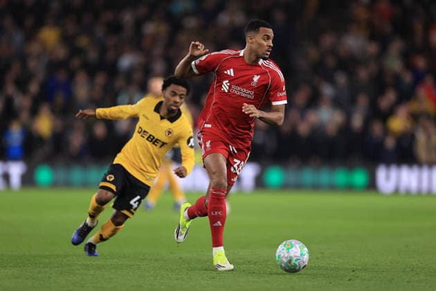 Fußball Premier League Wolverhampton Wanderers gegen Liverpool 3. März 2026 Premier League Wolverhampton Wanderers gegen Liverpool Angel Gomes von Wolverhampton Wanderers und Ryan Gravenberch von Liverpool Foto Simon Stacpoole Abseits Wolverhampton UK  Copyright: xSimonxStacpoolexOffside