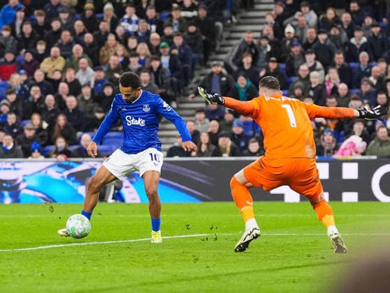 Everton v Burnley Premier League Iliman Ndiaye of Everton (left) looks to shoot at goal during the Premier League match at the Hill Dickinson Stadium, Liverpool 03 03 2026 UK Newspapers OUT Copyright: xMikexMartinx FIL-23075-0041