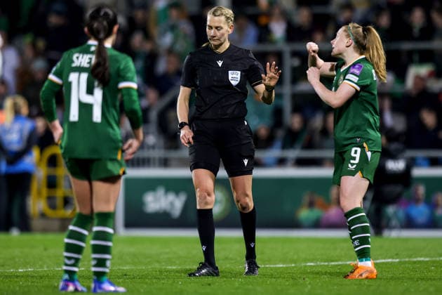 2027 FIFA Women s World Cup Qualifier, Tallaght Stadium, Dublin 3 3 2026 Republic of Ireland WNT vs France Ireland™s Amber Barrett looks for handball appeal from Referee Tess Olofsson Amber Barrett looks for handball appeal from Referee Tess Olofsson 3 3 2026  Copyright: x INPHO RyanxByrnex RB1_6089