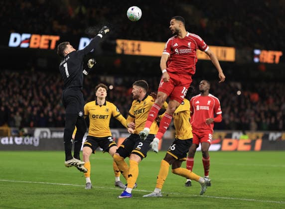Fußball Premier League Wolverhampton Wanderers v Liverpool 3. März 2026 Premier League Wolverhampton Wanderers v Liverpool Wolverhampton Wanderers Torhüter Jose Sa stößt den Ball weg Foto Simon Stacpoole Abseits Wolverhampton UK  Copyright: xSimonxStacpoolexOffside