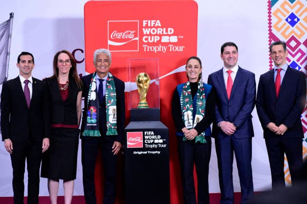 Mexico™s President Claudia Sheinbaum Holds World Cup Trophy Tour press conference, PK, Pressekonferenz Head of the National Sports Commission (CONADE) Rommel Pacheco, Chief Operating Officer of Coca-Cola Latam, Bruno Pietracci, former Brazilian footballer Josà Roberto Gama de Oliveira, known as Bebeto, Mexico™s President Claudia Sheinbaum Pardo, and Mexican government s representative to FIFA Gabriela Cuevas Barron pose with the Original FIFA World Cup, WM, Weltmeisterschaft, Fussball trophy during a press conference at the National Palace. on March 3, 2026 in Mexico City, Mexico. (Photo by Luis Barron Eyepix Group) Copyright: xLuisxBarronx xEyepixxGroupx LB_03032026_16