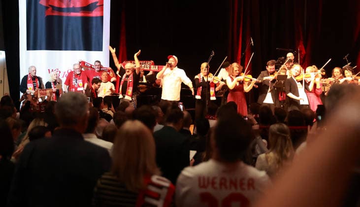 03 03 26 VfB Stuttgart concert Klassik trifft Kurve Germany, Stuttgart, 03 03 2026, football, Bundesliga, VfB Stuttgart, concert Klassik trifft Kurve in the Liederhalle Stuttgart Philipp Volksmund singer of the band Die Fraktion