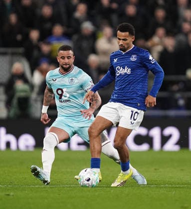 Everton v Burnley Premier League Iliman Ndiaye of Everton passes the ball under pressure from Kyle Walker of Burnley (left) during the Premier League match at the Hill Dickinson Stadium, Liverpool 03 03 2026 UK Newspapers OUT Copyright: xMikexMartinx FIL-23075-0114
