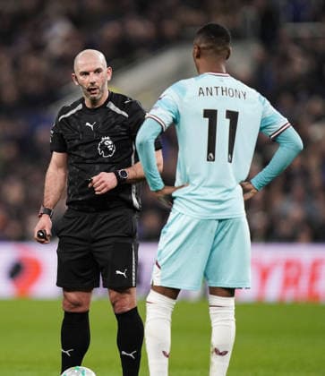 Everton v Burnley Premier League Referee Tim Robinson (left) talks to Jaidon Anthony of Burnley the Premier League match at the Hill Dickinson Stadium, Liverpool 03 03 2026 UK Newspapers OUT Copyright: xMikexMartinx FIL-23075-0128