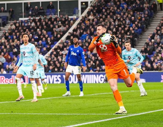 Everton v Burnley Premier League Burnley Goalkeeper Martin Dubravka (second right) claims the ball during the Premier League match at the Hill Dickinson Stadium, Liverpool 03 03 2026 UK Newspapers OUT Copyright: xMikexMartinx FIL-23075-0138