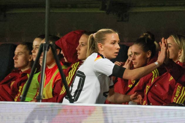 Dresden, Germany 03 March 2026 International match for Womens World Cup Qualification Germany Women vs Slovenia Women In the picture Elisa Senß Senss Germany high-fives with the players on the substitutes bench after her substitution Copyright: HMBxMedia MadeleinexFantini