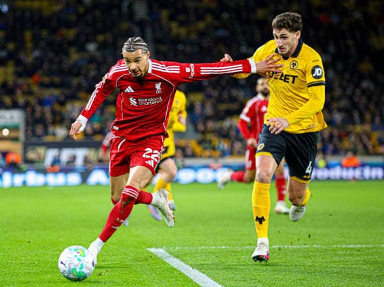 WOLVERHAMPTON, ENGLAND - March 03: Hugo Ekitike of Liverpool holds off Santiago Bueno of Wolves during the Premier League football match between Wolverhampton Wanderers and Liverpool at Molineux stadium on March 03, 2026 in Wolverhampton, England. (Photo by Natalie Mincher Sports Press Photo) Copyright: xNataliexMincher SPPx Sportspressphoto_SPR101102