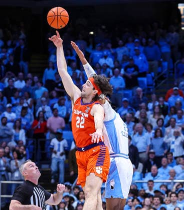 March 3, 2026: Clemson forward Carter Welling (22) wins tip off. NCAA, College League, USA basketball game between Clemson University and University of North Carolina at Dean Smith Center, Chapel Hill, North Carolina. CSM Chapel Hill United States of America - ZUMAc04_ 20260303_zma_c04_034 Copyright: xDavidxBeachx