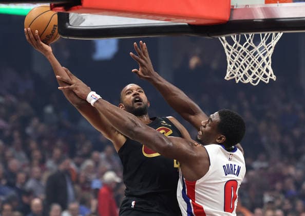 Sport Bilder des Tages #2 Cleveland Cavalier s Evan Mobley (4) puts up a shot over Detroit Piston s Jalen Duren (0) in the first quarter in Cleveland, Ohio Tuesday March 3, 2026. The Cavaliers defeated the Pistons 113-109.  CLE20260303102 AARONxJOSEFCZYK