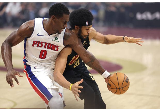 Detroit Piston s Jalen Duren (0) reaches over Cleveland Cavalier s Jarrett Allen (31) for a loose ball during the third quarter in Cleveland, Ohio Tuesday March 3, 2026. The Cavaliers defeated the Pistons 113-109.  CLE20260303113 AARONxJOSEFCZYK