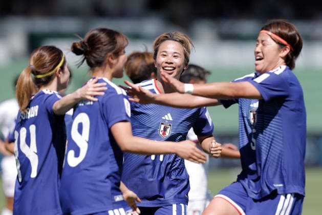 SOCCER ASIAN CUP JAPAN TAIWAN, Momoko Tanikawa (left) of Japan is congratulated by teammates after scoring a goal during the AFC Women™s Asian Cup Group C match between Japan and Taiwan at HBF Park in Perth, Wednesday, March 4, 2026. ( NO ARCHIVING, EDITORIAL USE ONLY PERTH WESTERN AUSTRALIA AUSTRALIA  Copyright: xRICHARDxWAINWRIGHTx 20260304185772772268