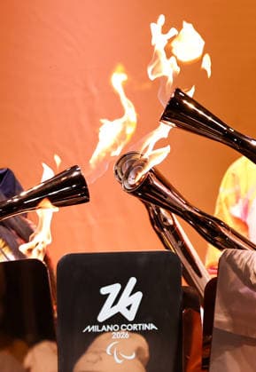 Sport Bilder des Tages #2 (260304) -- CORTINA D AMPEZZO, March 4, 2026 -- Torchbearers unify the flame during the Milan-Cortina 2026 Paralympic Winter games, Winterspiele,Spiele, Summer games Torch Relay and Flame Unifying Ceremony in Cortina D Ampezzo, Italy, March 3, 2026. ) (SP)ITALY-CORTINA D AMPEZZO-PARALYMPIC WINTER GAMES-FLAME UNIFYING CEREMONY WangxKaiyan 